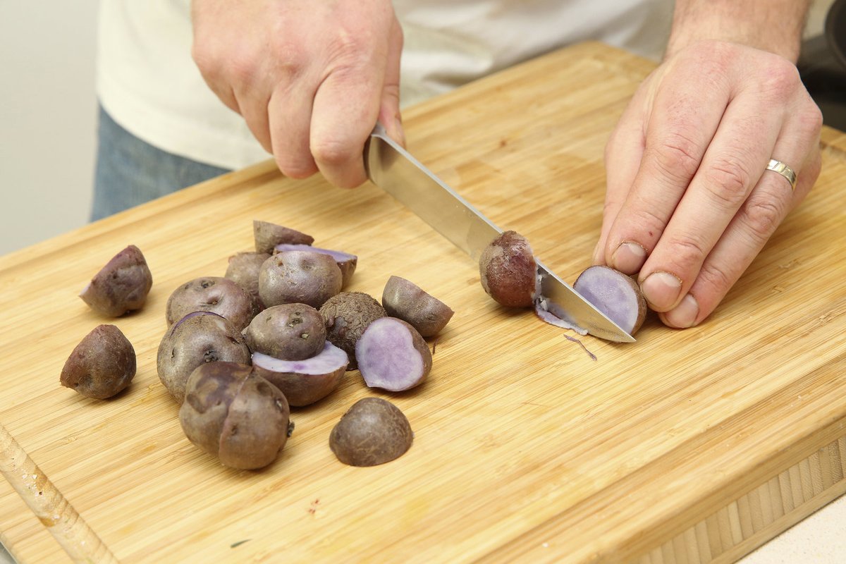 8. Podáváme s vařenými bramborami, Michal doporučuje fi alové, které jsou zdravější než běžné.