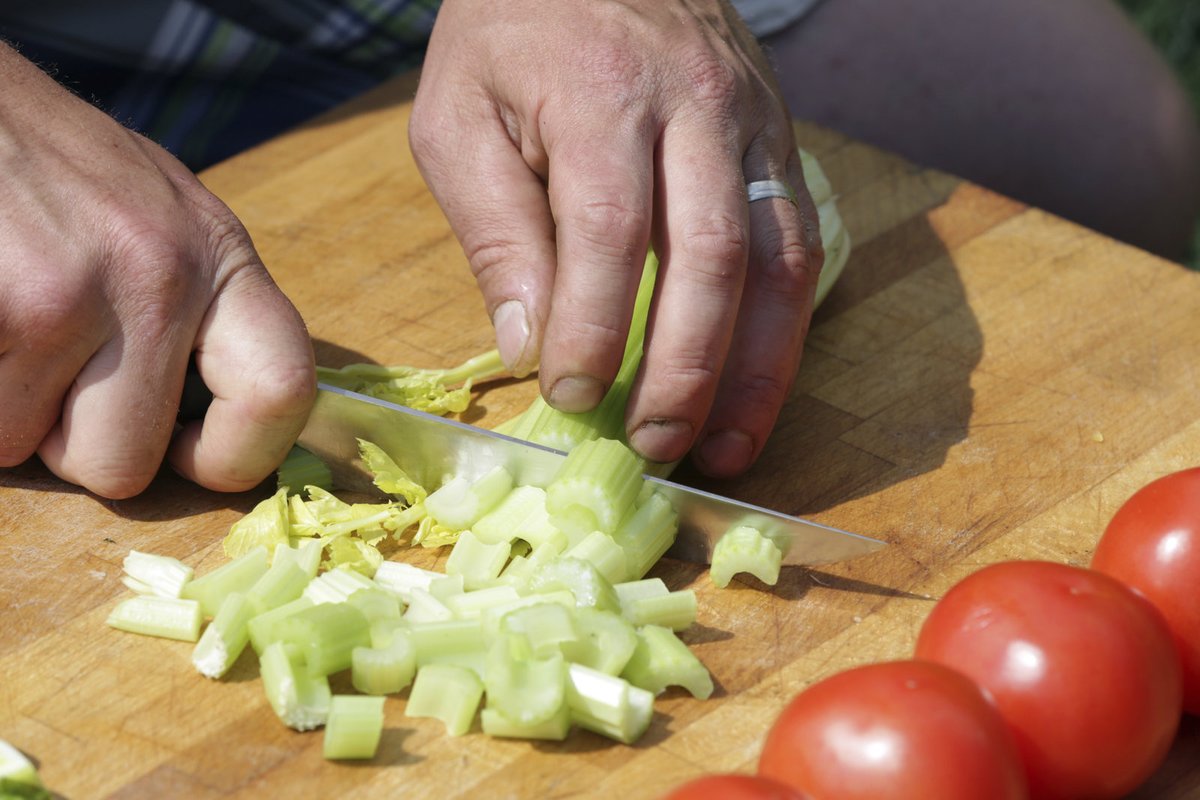 5. Nakrájíme řapíkatý celer na kousky.