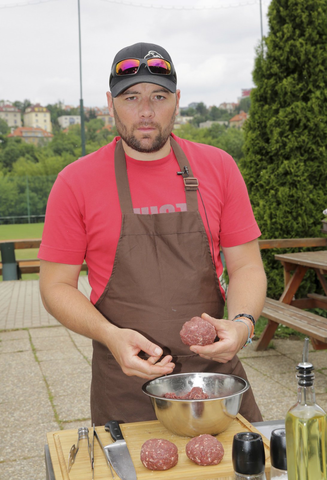 Michal vaří kančí hamburger.