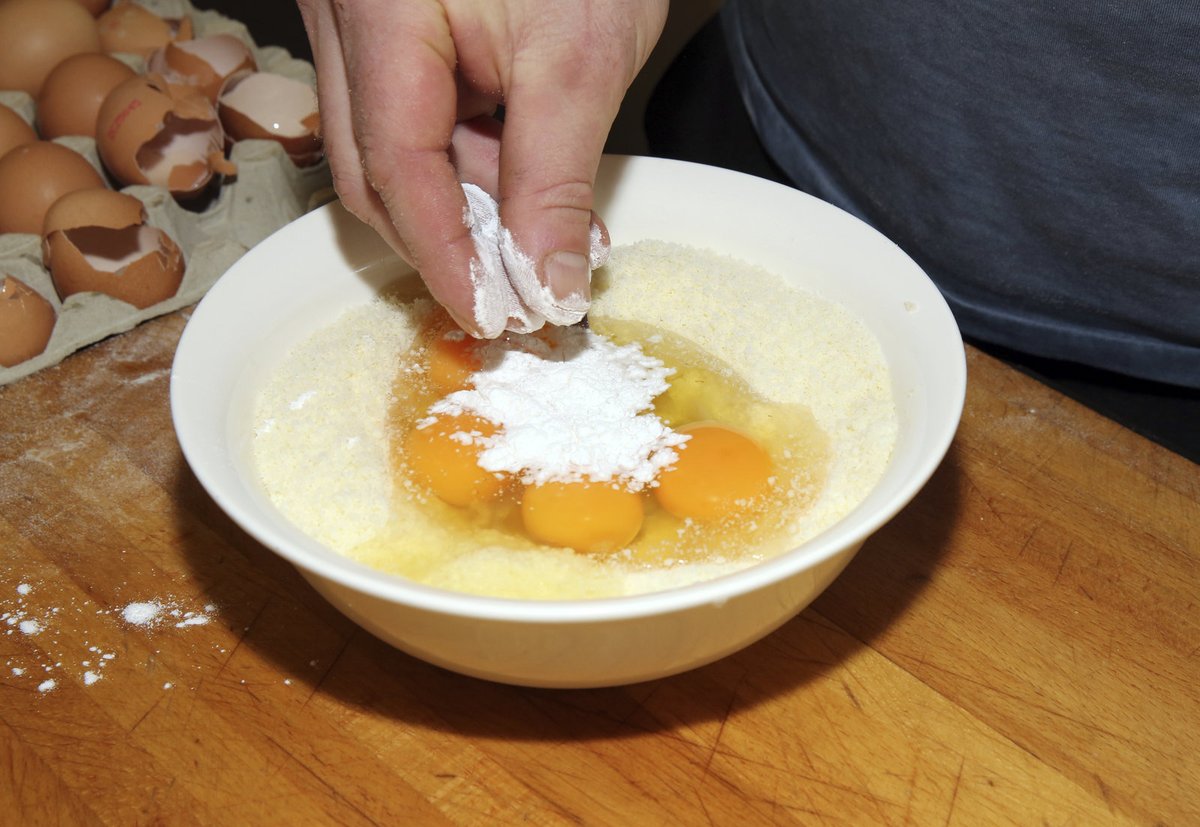 6. Strouhané sýry smícháme se špetkou prášku do pečiva, přidáme vejce a mícháme.