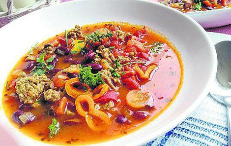 Fazolovo-rajčatová polévka s mletým masem!