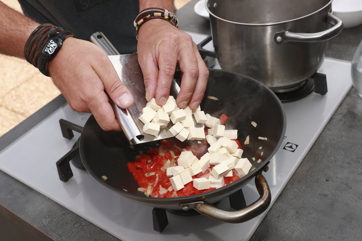 6. Orestujeme a přidáme nakrájené tofu. Ochutíme římským kmínem. 