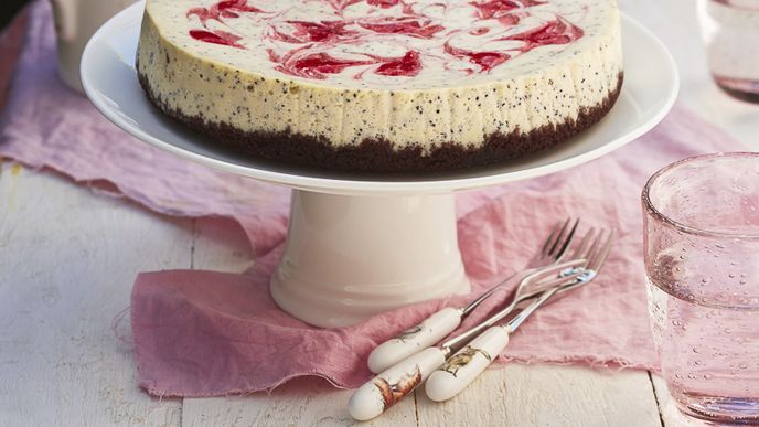 Jahodový cheesecake s bílou čokoládou a mákem