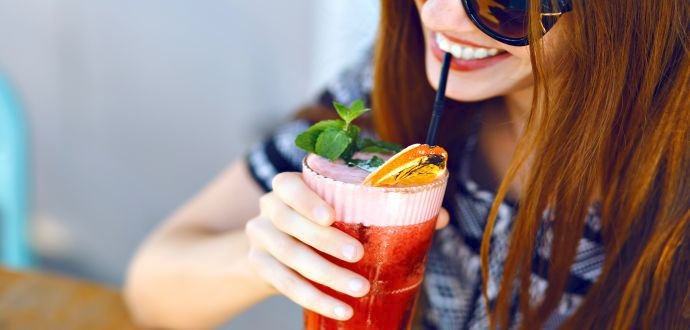 Triky ostřílených barmanů: namíchejte si letní drinky v pohodlí domova