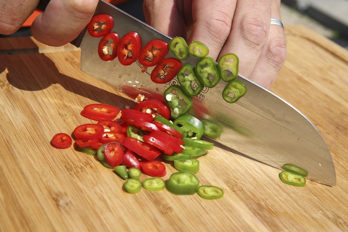 Čerstvé chilli papričky nakrájíme na kolečka.