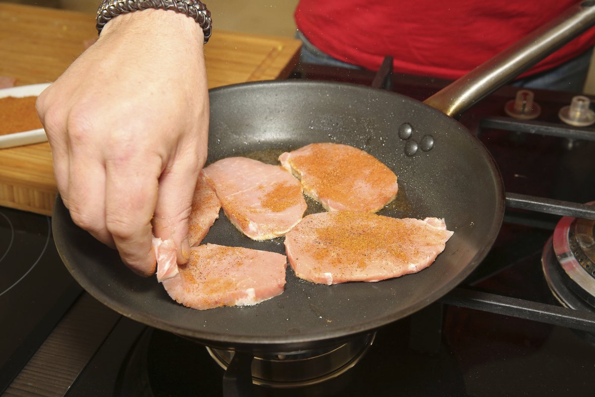 Na pánvi s olejem zprudka opečeme a dáme na brambory s pórkem. 