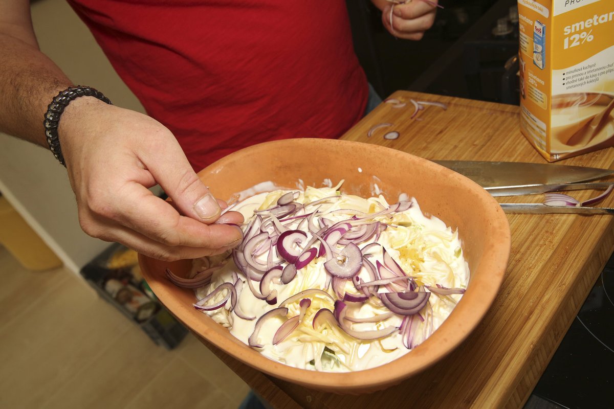 Navrch dáme nakrájenou cibuli na půlměsíčky a vše pečeme ve vyhřáté troubě na 180 °C asi 30 minut. 