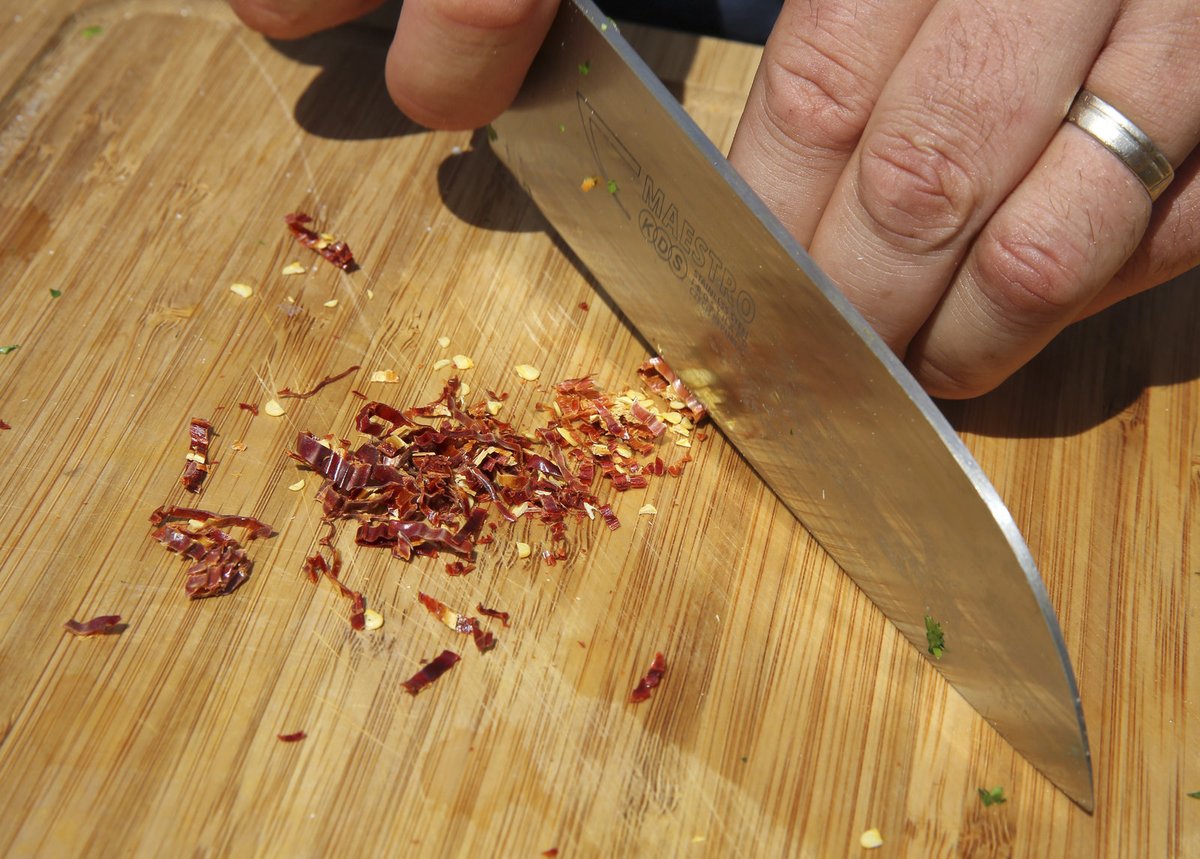 8. Nakonec vmícháme nasekanou chilli papričku a podáváme s grilovanou rybou. 