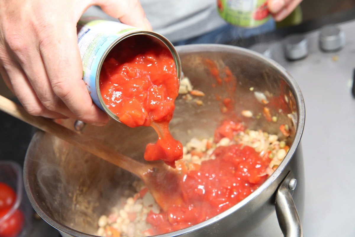 Nakonec polejem drcená rajčata. Vše dochutíme solí, pepřem, kdo má rád hodně ostré, přidá nasekané chilli papričky dle chuti. 