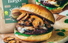 POTŘEBUJETE (na 4 porce): 1 směs na přípravu veganských burgerů s klíčenou fazolí mungo od značky Semix (150 g) 3 žampiony olivový olej česnek dle chuti sůl pepř čerstvý tymián 50 g másla 1 cibuli 1 lžíci třtinového cukru 4 burgerové housky NA DOKONČENÍ: rostlinnou majonézu salát dle chuti 4 plátky rostlinného sýru