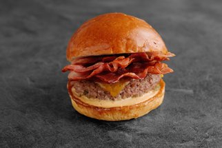 Šťavnatý hamburger podle Cuketky: Završte grilovací sezónu americkou klasikou