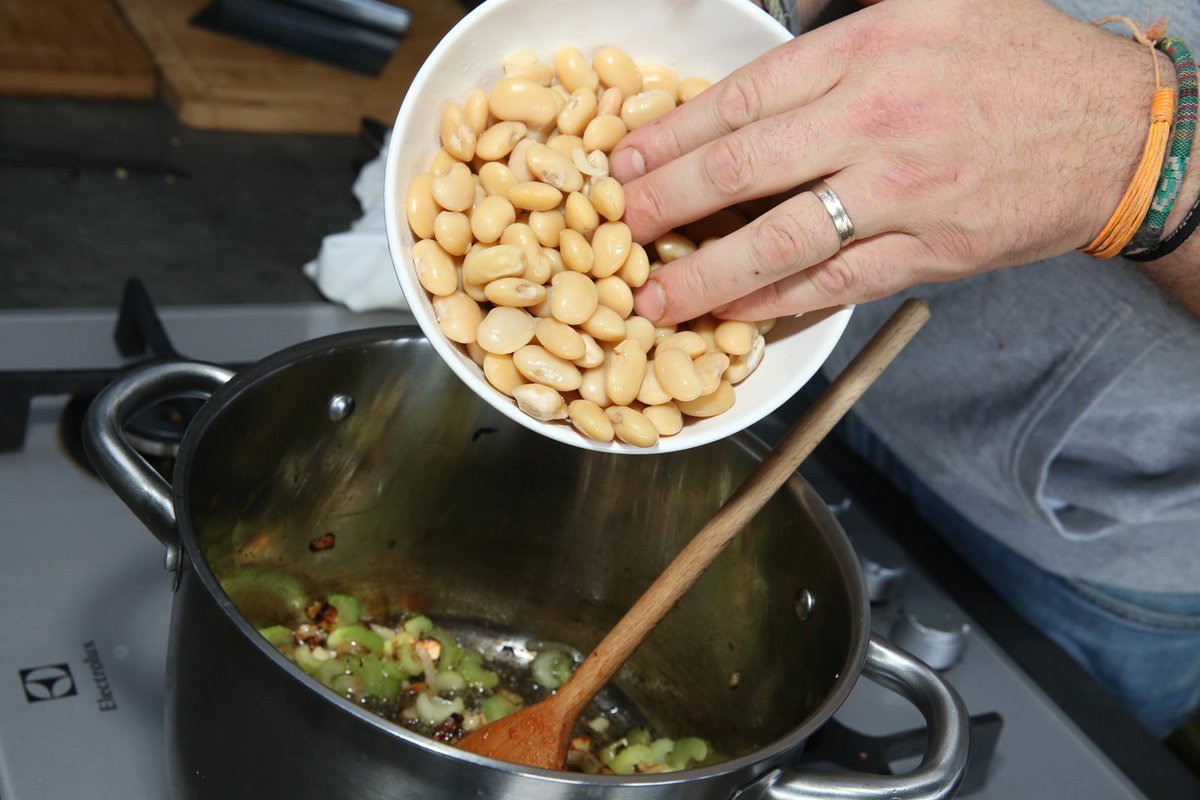 Přidáme předem uvařené fazole a promícháme.