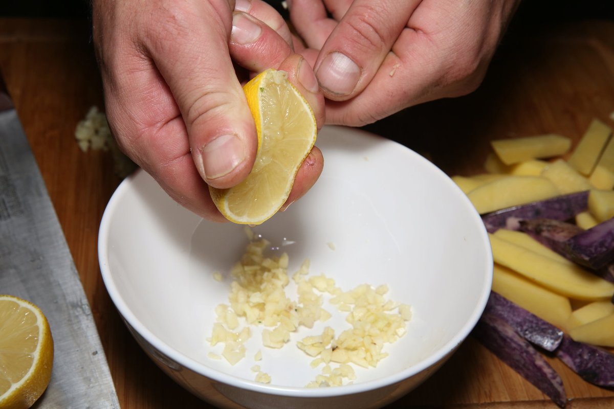 Přidáme citronovou šťávu a trochu nastrouhané kůry. 