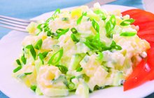 Tři recepty na bramborové saláty: Vyzkoušejte smetanový nebo ten se zelím a jablky!