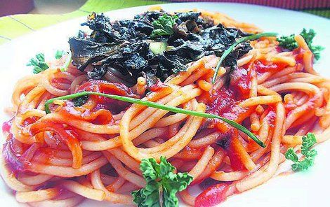 ostré špagety s rajčaty a houbami