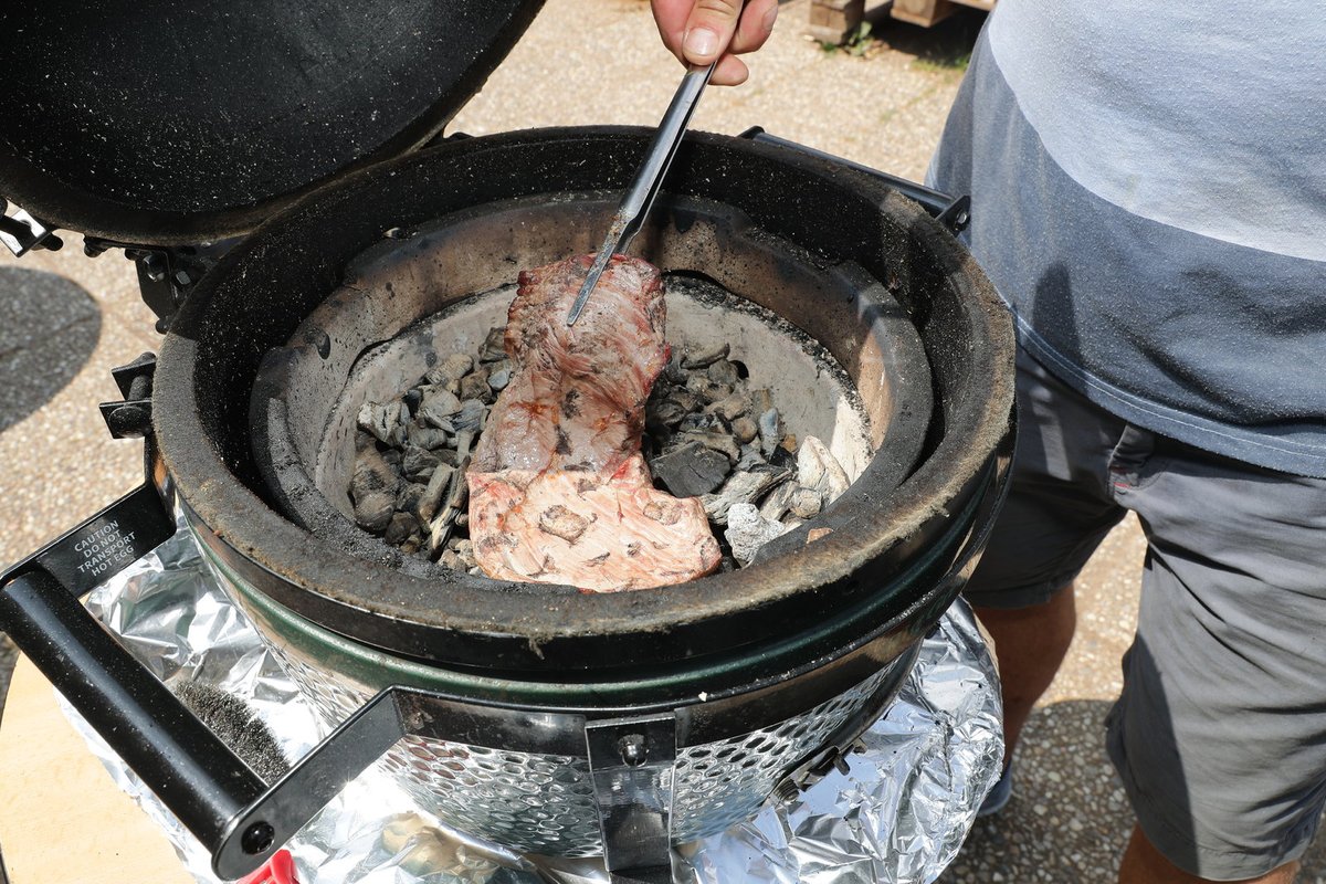 5. Flank steak potřeme olivovým olejem a grilujeme do varianty medium z každé strany 3 – 4 minuty. 