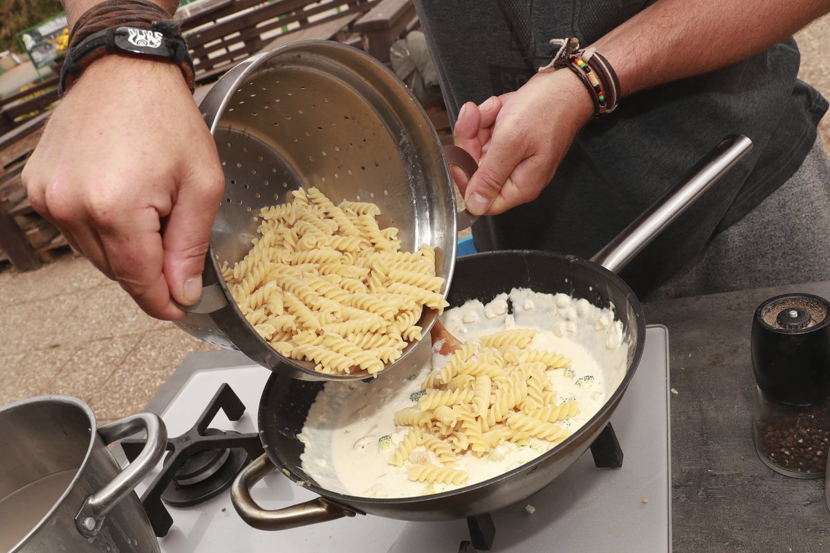 6. Těstoviny uvaříme dle návodu, scedíme a přidáme do pánve. Dochutíme a podáváme s hoblinkami sýra pecorino.