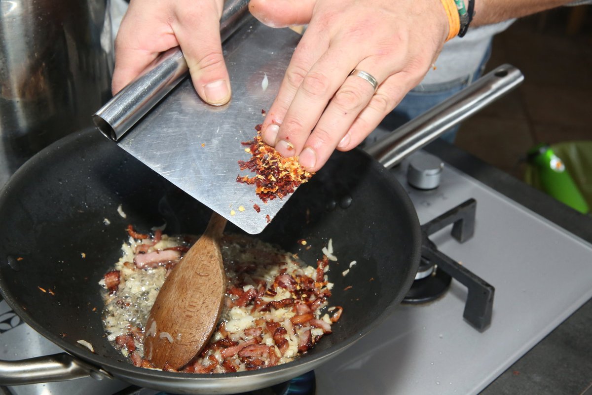 Přidáme nasekané chilli papričky a promícháme.