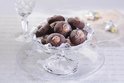 POTŘEBUJETE: 100 g hladké mouky 100 g pohankové mouky 30 g kakaa 120 g sádla 50 g moučkového cukru 120 g zavařeniny lískové ořechy na dozdobení