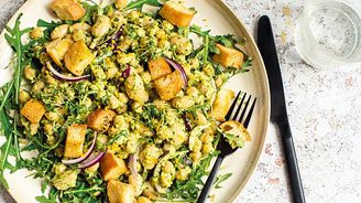 Zdravý oběd: Luštěninový salát s rukolovým pestem a krutony