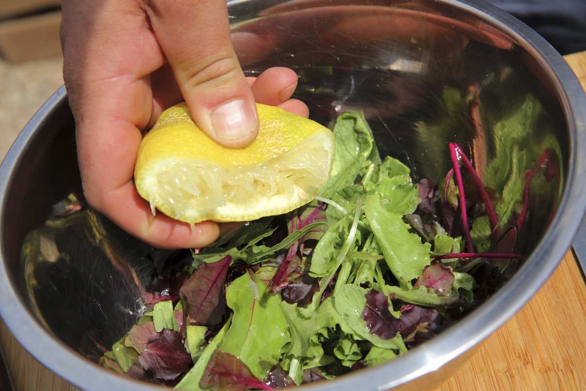 Směs salátů dáme do misky, přidáme trochu oleje a citronové šťávy.