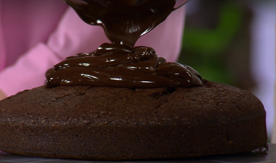 Upečený vychladlý dort přelijte čokoládovou polevou a rozetřete ji po celém povrchu