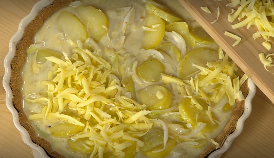 Povrch posypte nastrouhaným sýrem