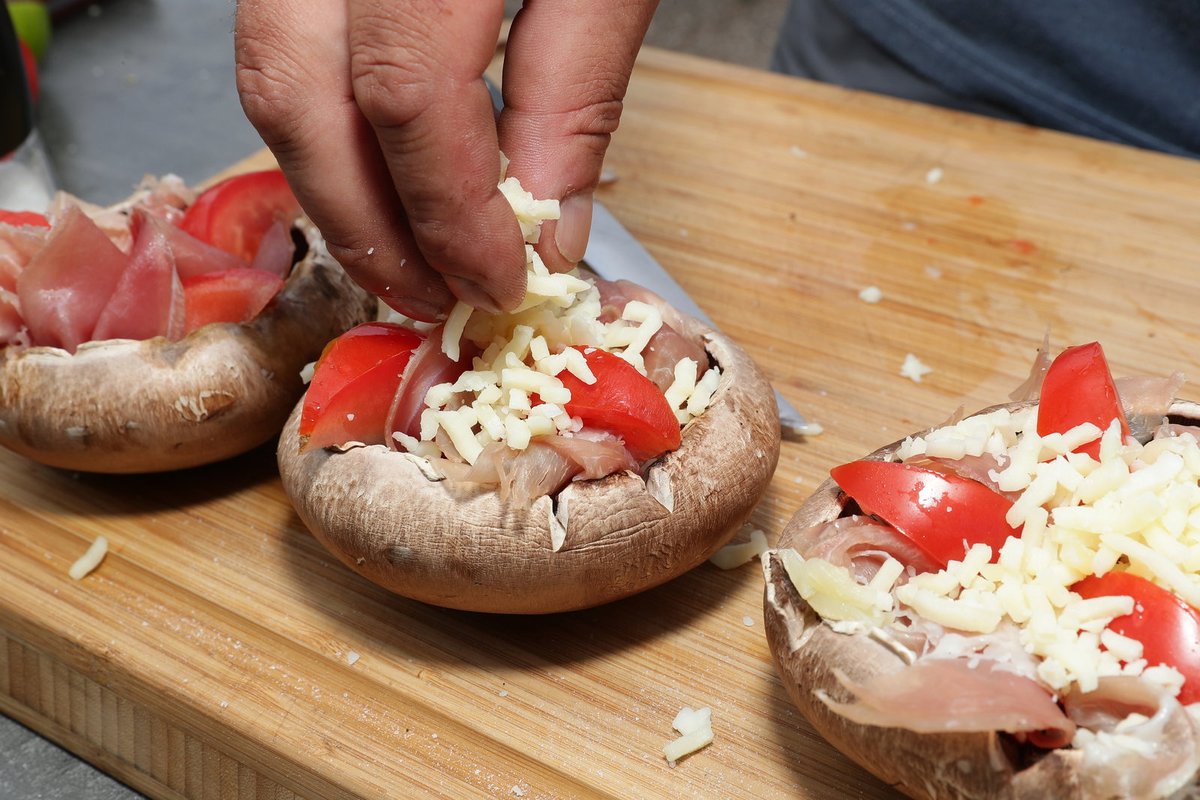 5. Nakonec vše zasypeme nastrouhanou mozzarellou.