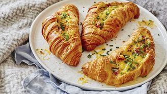 Snídaně pro jedlíky: Croissanty plněné slaninou a čedarem!