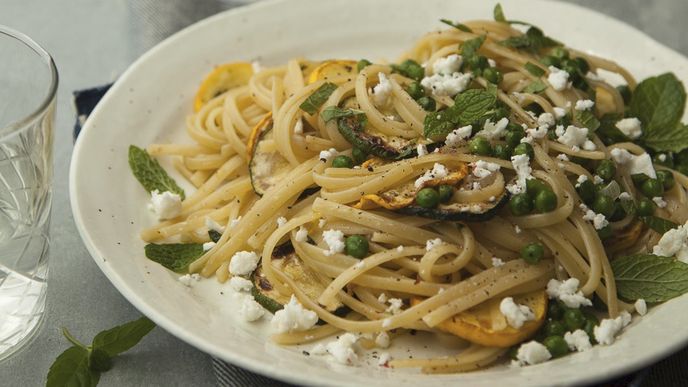 Linguine s cuketou, hráškem, fetou a mátou