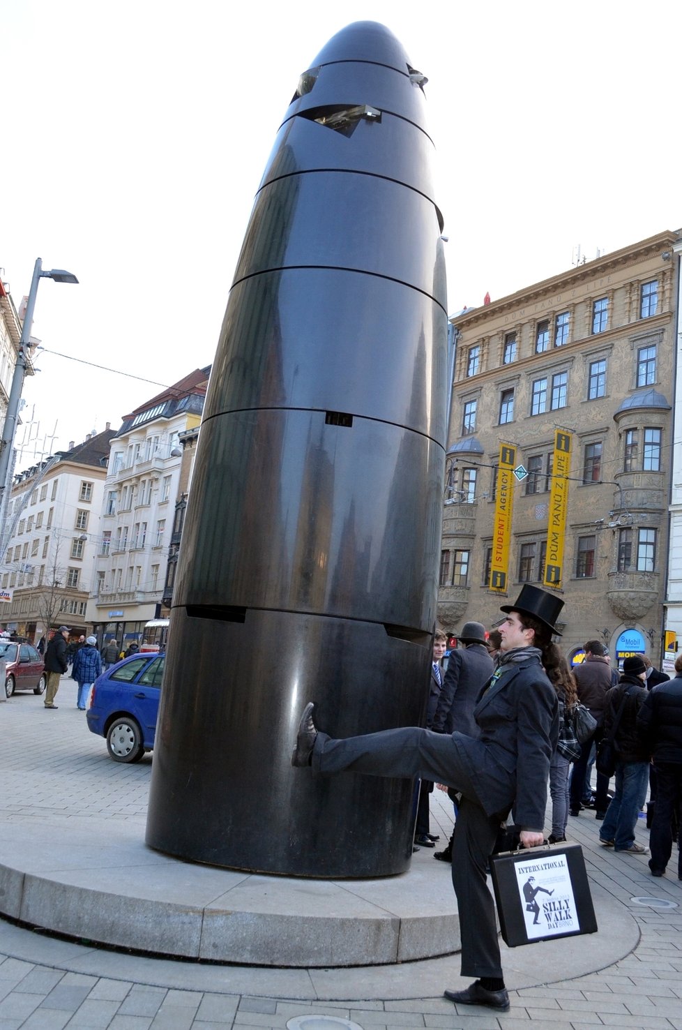 Jeden z účastníků pochodu předvedl švihlou chůzi u brněnského orloje, který tvarem připomíná penis.