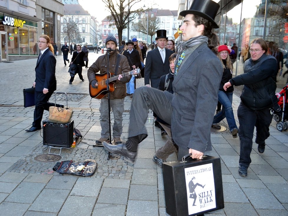 Recesisté obtančili švihlou chůzí i pouličního muzikanta.