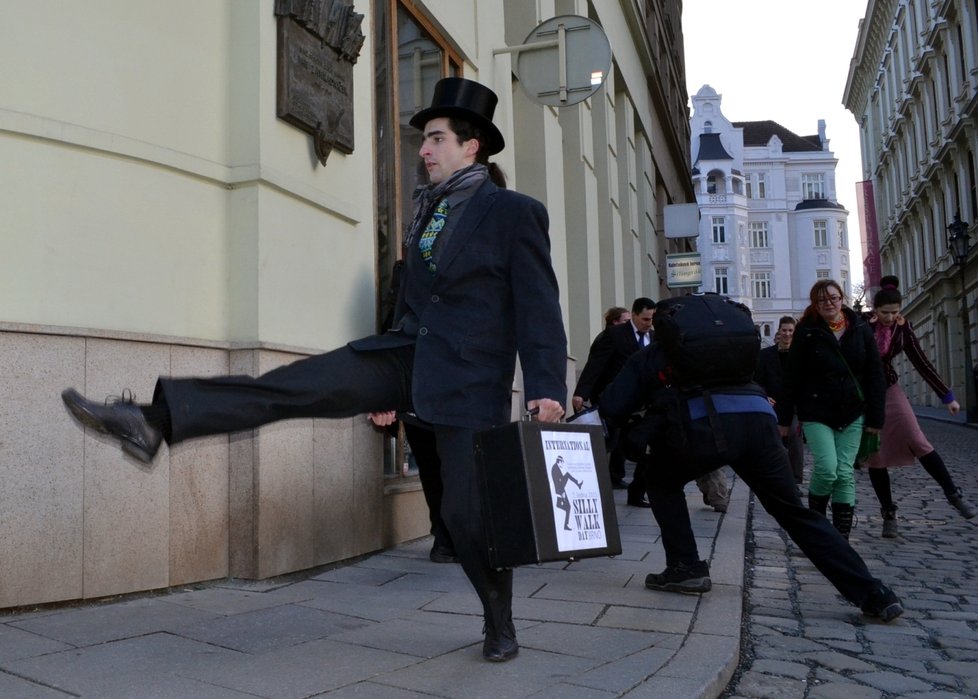 Příznivci švihlé chůze právě zabočují na Starobrněnskou ulici v centru Brna.