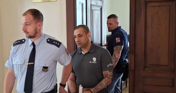 Recidivista Lukáš Rusó (41) míří opět za mříže. Recidivista Lukáš Rusó (41) míří opět za mříže.