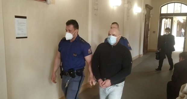 Recidivista Josef Kadeřábek se vrací do vězení. Tentokrát si odpyká 5 let za opakované týrání družky a výrobu drog.