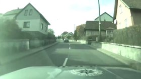 Zdrogovaný recidivista ujížděl u Valašských Klobouk policistům, pak se snažil schovat v lese.