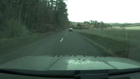 Zdrogovaný recidivista ujížděl u Valašských Klobouk policistům, pak se snažil schovat v lese.