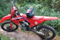 Nenapravitelný recidivista: Na kradené motorce se zásobou pervitinu ujížděl policii