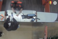 Koupili si kladivo a v noci s ním prodejnu vyloupili! Dva recidivisté by do soudní síně trefili i poslepu