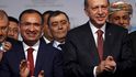 Turecký prezident Recipe Erdogan (vpravo) a ministr spravedlnosti Bekir Bozdag (vlevo)