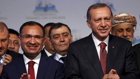 Turecký prezident Recipe Erdogan (vpravo) a ministr spravedlnosti Bekir Bozdag (vlevo)
