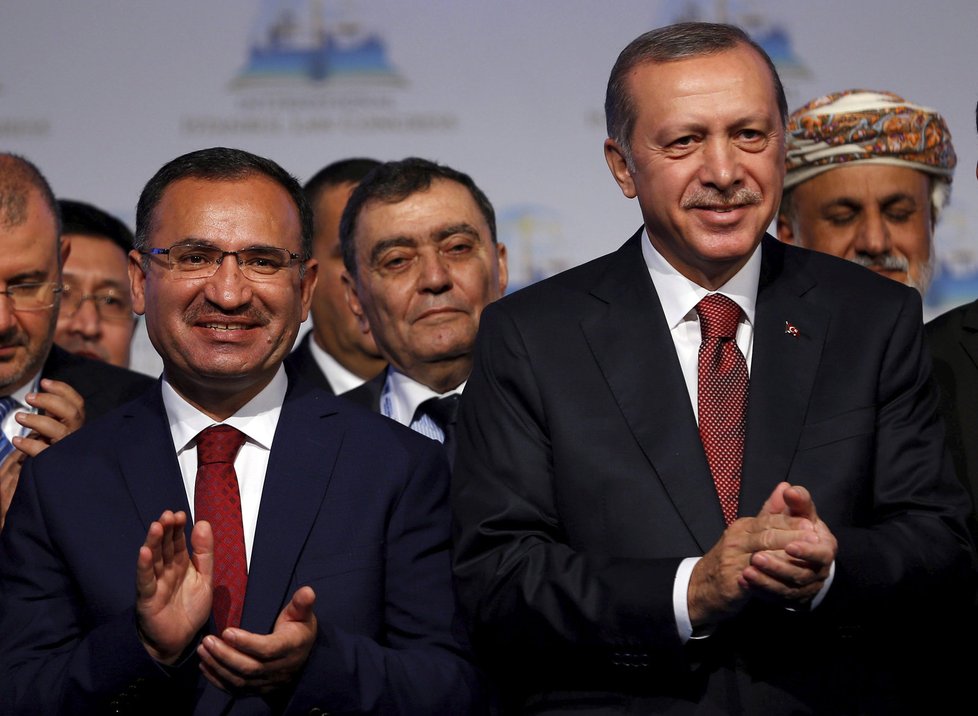 Turecký prezident Recep Erdogan (vpravo) a ministr spravedlnosti Bekir Bozdag (vlevo)