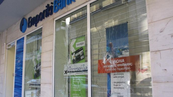 Řecká Emporiki Bank po útoku (archivní foto z roku 2008)