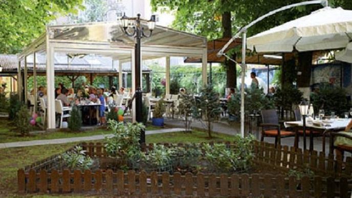 Řecká taverna na Žižkově začínala se 13 stoly, nyní jich má přes stovku