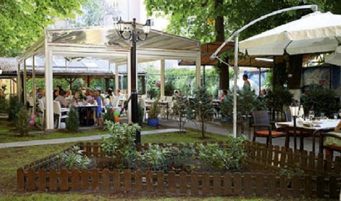Řecká taverna na Žižkově začínala se 13 stoly, nyní jich má přes stovku