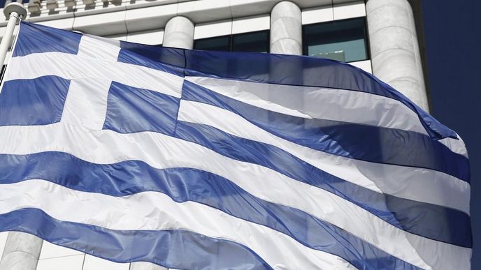 Řecká vlajka před athénskou burzou