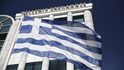 Řecká vlajka před budovou aténské burzy