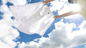 5 tipů, jak zatočit se skvrnami na bílém prádle