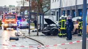 V německém městě Recklinghausen najelo auto do davu lidí, kteří čekali na autobusové zastávce.