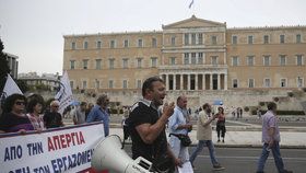 V Aténách probíhají protesty proti navrženým změnám v oblasti pracovního práva. Ty ochromily dopravu.